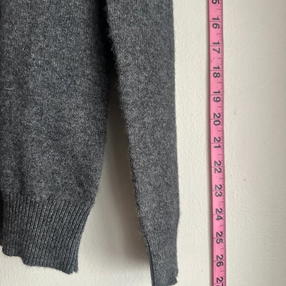 C by Bloomingdale's grey v-neck 2-ply cashmere sweater. Good condition. Size XS. - Picture 8 of 9